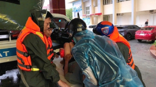 Công an Hà Tĩnh xuyên đêm giúp dân ứng phó bão số 5, sẵn sàng khắc phục sau bão