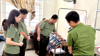 Phó Trưởng Công an xã bị thương khi giúp dân khắc phục hậu quả bão số 5