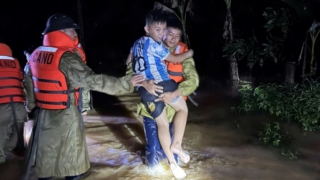 Lũ lớn, báo động trên hàng loạt tuyến sông, Công an Thanh Hoá xuyên đêm di dời dân đến nơi an toàn