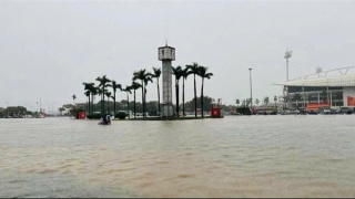 Nhiều tuyến phố Hà Nội ngập sâu, giao thông ùn tắc