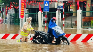 CSGT Hà Nội bám đường trong mưa bão bảo đảm an toàn cho người dân