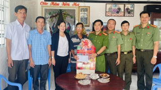 Lãnh đạo Công an tỉnh Cà Mau thăm hỏi, tặng quà người có công, gia đình chính sách