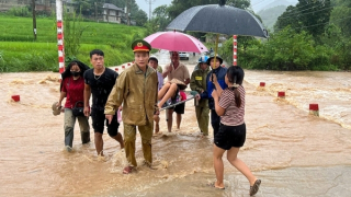 Công an xã vượt lũ hỗ trợ sản phụ chuyển dạ tới bệnh viện
