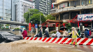 CSGT Thủ đô gồng mình phân luồng, hỗ trợ người dân di chuyển trong mưa