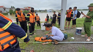 Lực lượng Công an kịp thời cứu vớt một người dân bị lũ cuốn