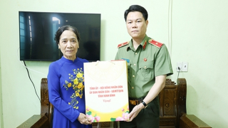 Giám đốc Công an tỉnh Ninh Bình thăm, tặng quà gia đình chính sách, người có công với Cách mạng