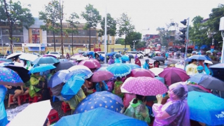 Người dân đội mưa trải chiếu, chọn chỗ đẹp chờ xem diễu binh