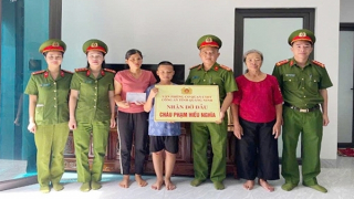 Cảm động tấm lòng của những “người cha, người mẹ đỡ đầu” Công an vùng đất mỏ