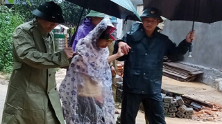 Thanh Hóa: Cán bộ Công an xã bị thương khi giúp dân phòng, chống bão số 5