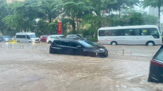 Hà Nội phân luồng giao thông các vị trí bị ngập úng nặng sau bão số 5