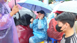 Người dân đội mưa trải chiếu, chọn chỗ đẹp chờ xem diễu binh