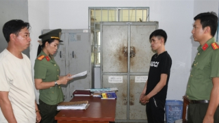 Khởi tố, bắt tạm giam đối tượng mang súng tìm nhân viên quán nhậu để giải quyết