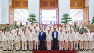 PM meets with security officers reinforced to Southern battlefield