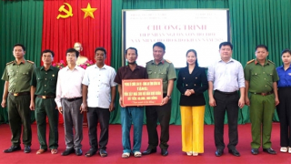 Trao kinh phí xây dựng nhà cho gia đình đồng bào thiểu số nghèo