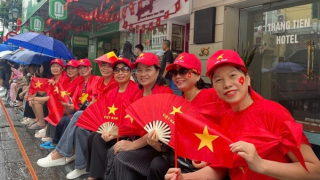 Người dân khắp nơi đổ về Thủ đô mong chờ được chứng kiến những khoảnh khắc đầy tự hào