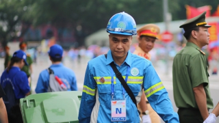 Công nhân vệ sinh môi trường không ngại vất vả giữ cho đường phố sạch đẹp