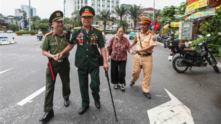 Những cựu chiến binh xúc động giữa rừng cờ, hoa chờ xem diễu binh, diễu hành