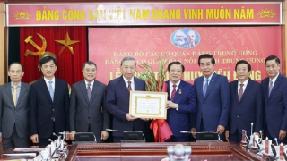 Tổng Bí thư Tô Lâm trao Huy hiệu 45 năm tuổi Đảng tặng đồng chí Phan Đình Trạc