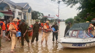 Cục CSGT khẩn trương ứng cứu người dân vùng lũ tại Thanh Hóa
