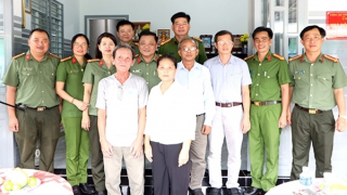 Công an tỉnh Tây Ninh tặng quà người dân, học sinh nghèo và trao nhà nghĩa tình đồng đội