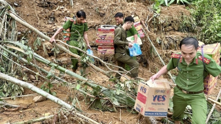 Thanh Hoá: Công an xã tiếp cận và hỗ trợ người dân bị cô lập do bão số 5
