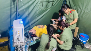 Nhiều người gặp vấn đề về sức khỏe khi xem sơ duyệt diễu binh được sơ cứu kịp thời tại các lều y tế