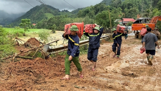 Công an Thanh Hóa vận chuyển lương thực hỗ trợ 520 hộ dân bị mưa lũ chia cắt