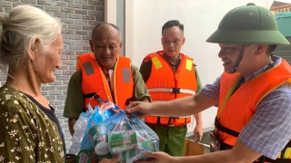 Bác bỏ thông tin Công an từ chối hỗ trợ người dân khi mưa bão