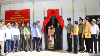 Mệnh lệnh từ trái tim: Gấp rút xây nhà cho người dân vùng lũ