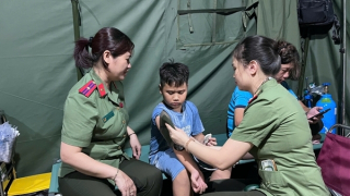 Nhiều người đi xem diễu binh gặp mưa được đưa vào lều y tế sơ cứu