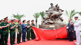 Gắn biển các cụm tượng tri ân chuyên gia quân sự nước ngoài