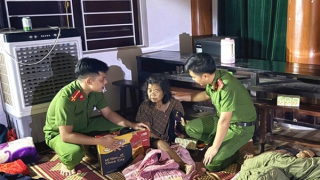 Minh chứng sinh động phản bác luận điệu xuyên tạc hình ảnh Công an giúp dân phòng, chống bão