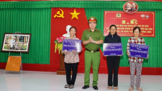 Văn phòng Cơ quan CSĐT Bộ Công an trao nhà, tặng quà cho người nghèo