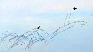 Mãn nhãn hình ảnh trực thăng, chiến đấu cơ trình diễn thả mồi bẫy nhiệt