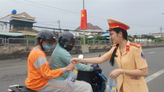 CSGT phát nước suối, khăn lạnh tặng người dân trên đường về quê nghỉ lễ