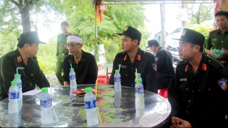 Lãnh đạo Bộ Tư lệnh CSCĐ viếng mẹ của chiến sĩ đang tham gia A80