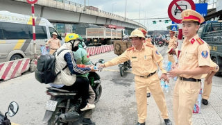 Công an Đồng Nai hỗ trợ người dân trên đường về quê nghỉ lễ 2/9