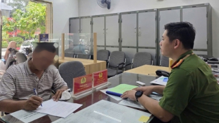 Công an phường Láng rà soát, xử phạt vi phạm trông giữ xe, bảo đảm ANTT Đại lễ A80