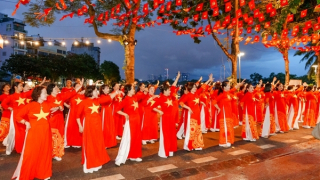 “Sắc đỏ Ba Đình” rực rỡ mừng đại lễ, khẳng định “Hà Nội – Đến để yêu”