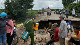 Công an xã bê đá dọn lối đi cho người dân