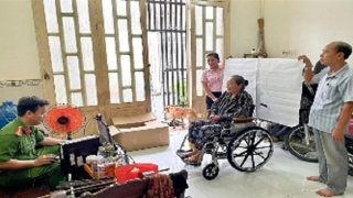 Công an cơ sở giúp đỡ đảng viên bệnh tật, già yếu cấp, đổi thẻ Đảng