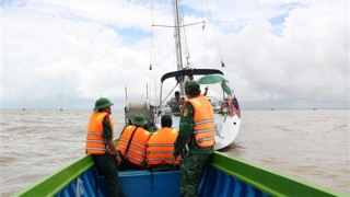 Thuyền buồm nước ngoài gặp sự cố ngoài khơi Cà Mau