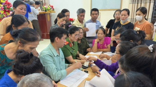 Công an Sơn La hỗ trợ người dân nhận quà Tết Độc lập