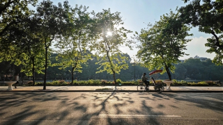 Hà Nội có mưa bất chợt, ngày nắng 33 độ