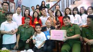 Cựu chiến binh xúc động khi được Công an Hà Nội hỗ trợ tham dự A80