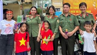 Cán bộ Cục Quản lý xuất nhập cảnh tặng nước, hỗ trợ người dân