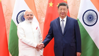 Cái bắt tay "tan băng" giữa lãnh đạo Trung - Ấn bên lề hội nghị SCO