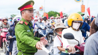 Công an Quảng Trị bảo đảm tuyệt đối an toàn Lễ hội đua, bơi thuyền trên sông Kiến Giang