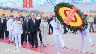 Chủ tịch nước Cộng hòa Cuba đặt vòng hoa tưởng niệm Chủ tịch Hồ Chí Minh