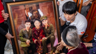 Trao ảnh phục dựng chân dung 2 liệt sĩ cho Mẹ Việt Nam Anh hùng